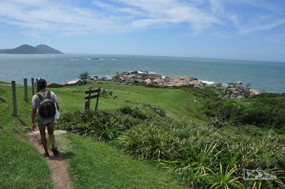 Trilha entre a Praia Vermelha e a Praia do Ouvidor, em Garopaba, no litoral sul de Santa Catarina